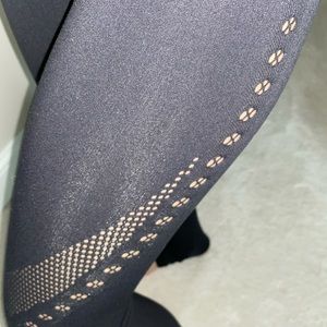 BLACK LULULEMON LEGGINGS WITH CUTE CUTOUT DETAIL